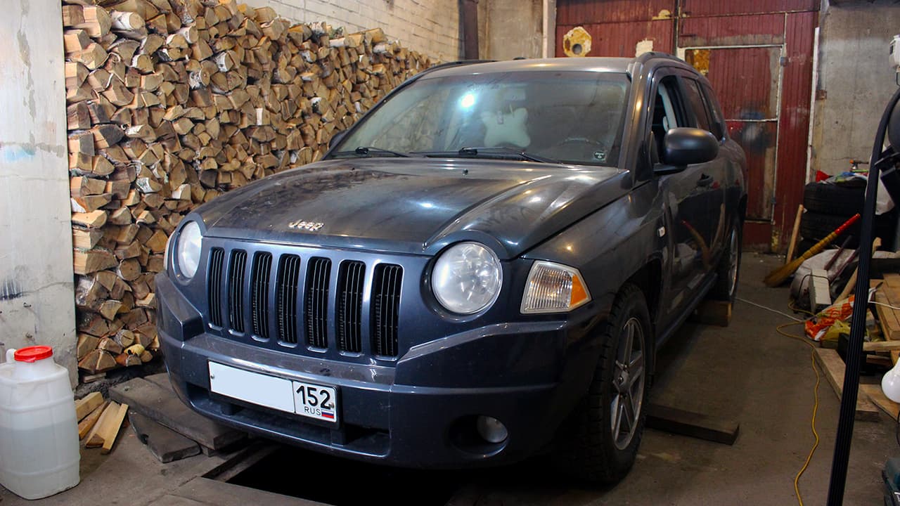 Jeep Compass 2006 в гараже